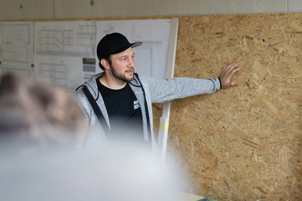 Holztafel_Heldenstrasse