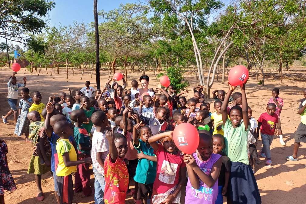 Malawi_Rhomberg_Bau_Luftballons
