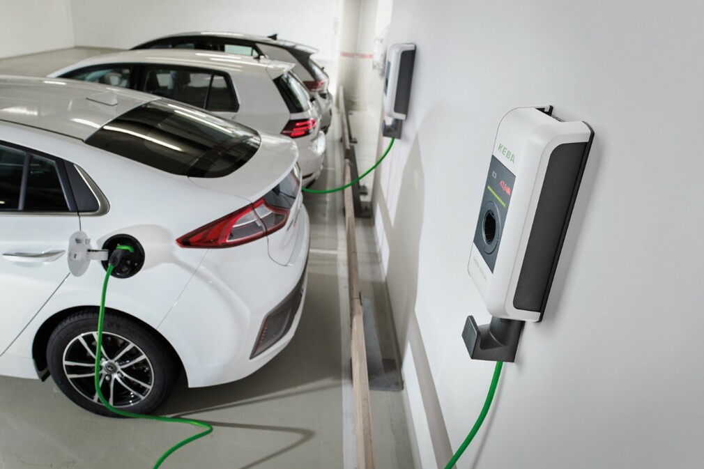 KeContact P30 Fleet Charging_Cars_GE_Small