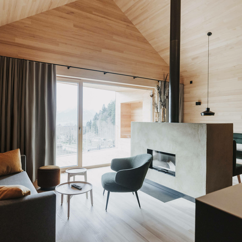 Peterhof-Furx-Chalet-Wohnzimmer-Couch-Ofen