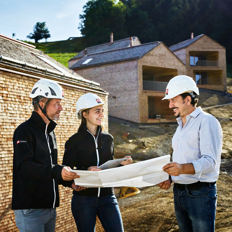 Bauleiter mit Helm Besprechung Plan Baustelle