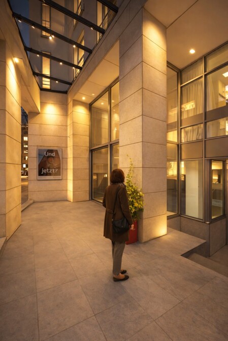 687 Eingang Nord ohne Bank (1)